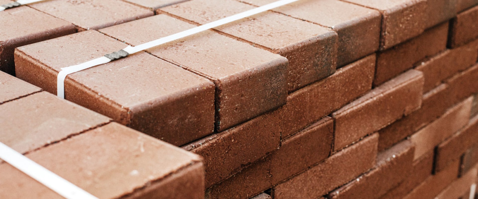 How many bricks do i need for a 1000 square foot house?